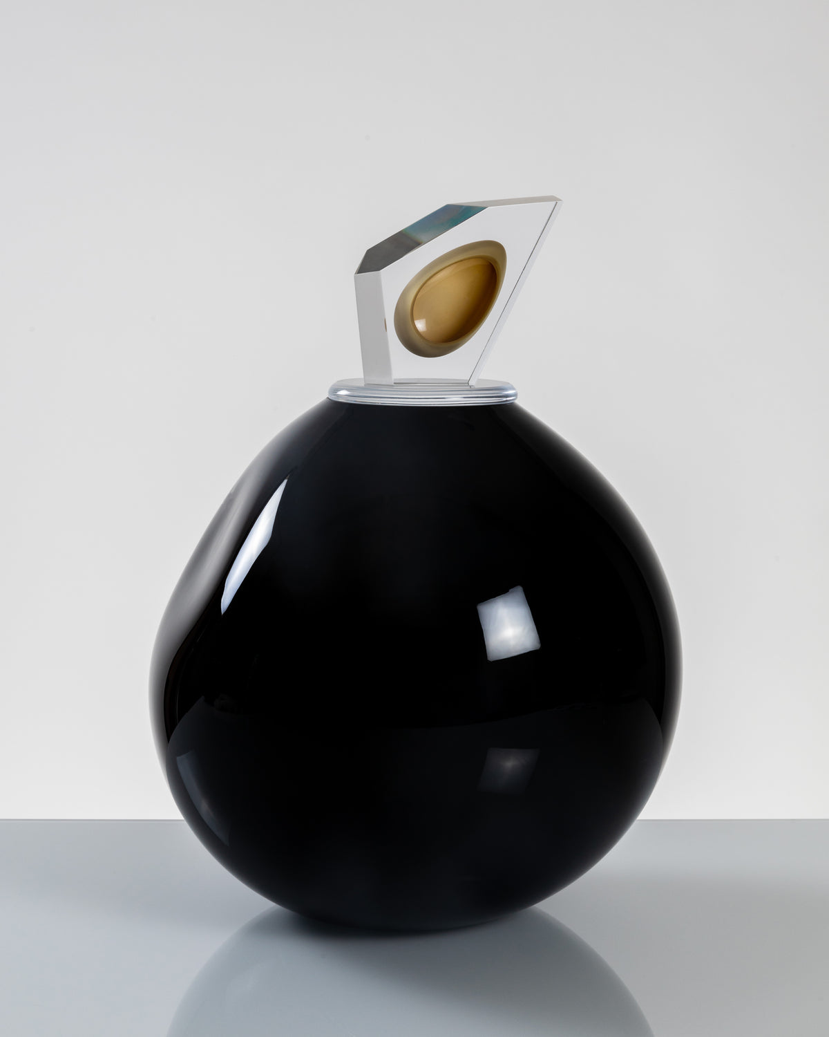 GLOBE Series          Black - Large